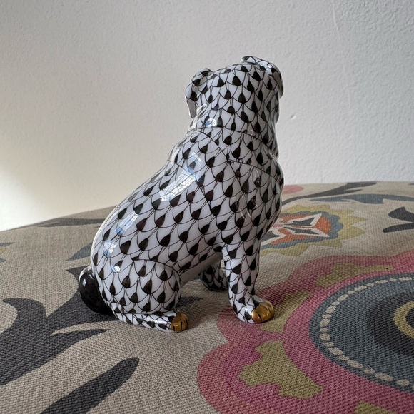 HEREND SITTING PUG FIGURINE Black. Pristine - Picture 5 of 5